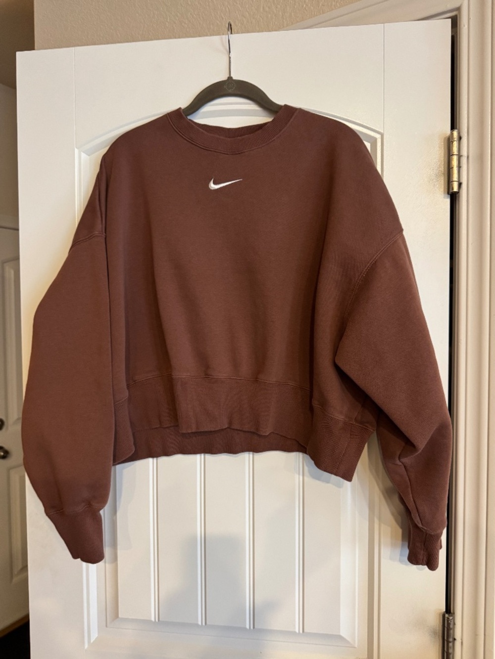 Brown cropped sweatshirt from Nike.
